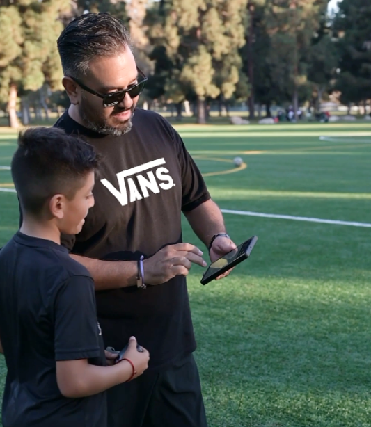 A parent showing a kid how the CITYPLAY app works on a phone